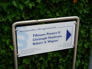 Foto: Hinweisschild der B�rogemeinschaft Rechtsanwalt Huylmans - Peeters II- Wagner Krefeld